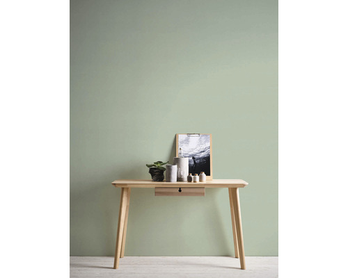 Stôl s dekoráciou a obrázkom