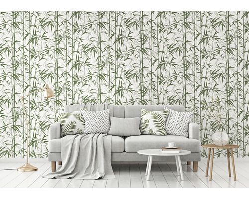 Obývacia izba s bambusovou tapetou, pohovkou a príručnými stolíkmi pre svetlé prostredie.