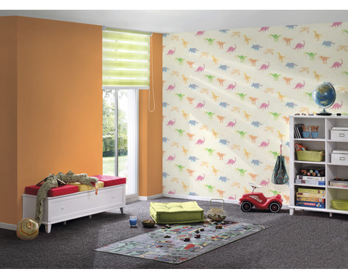 Detská izba s tapetou s dinosaurami, lavica s úložným priestorom a knižnica.