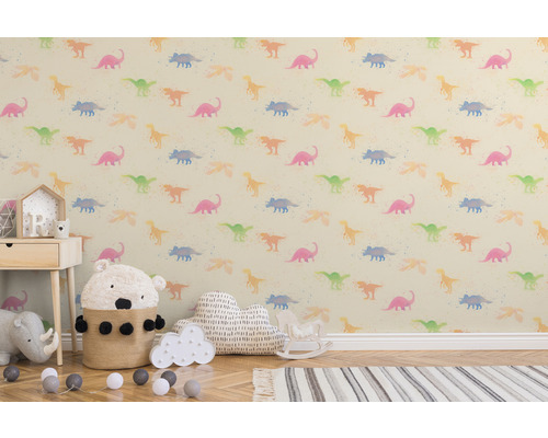 Detská izba s tapetou so vzorom dinosaurov.