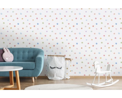 Dekoratívna detská izba s pohovkou, hračkami a tapetou s bodkami