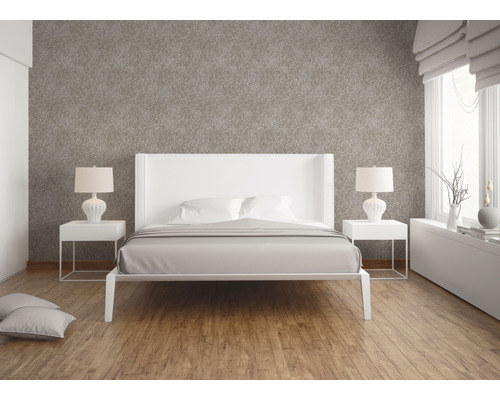 Spálňa s manželskou posteľou, nočnými stolíkmi a lampami