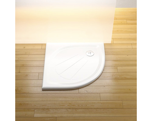 Štvrťkruhová sprchová vanička v kúpeľni