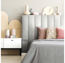 Spálňa s čalúneným čelom postele, nočným stolíkom a dekoratívnymi doplnkami