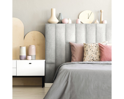 Spálňa s čalúneným čelom postele, nočným stolíkom a dekoratívnymi doplnkami