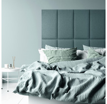 Spálňa s čalúneným čelom postele, posteľnou bielizňou a nočným stolíkom