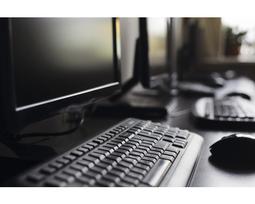 Pracovná stanica s monitorom, klávesnicou a myšou