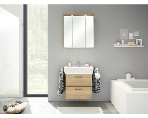 Moderná kúpeľňa s umývadlovou skrinkou, zrkadlovou skrinkou a vaňou