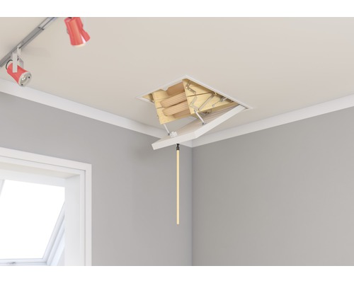 Rozložené podkrovné schody s ťažnou tyčou v miestnosti