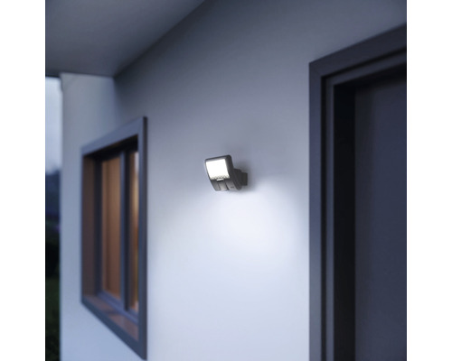 Nástenné svietidlo pre vonkajšie použitie namontované na stene domu