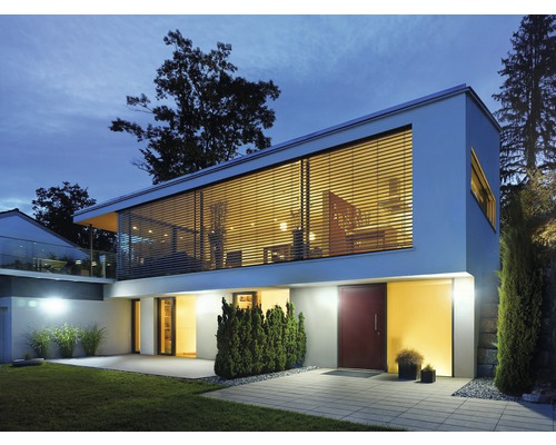 Moderný dom s veľkým oknom a horizontálnymi žalúziami.