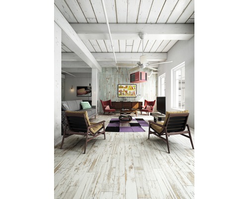 Svetlá obývacia izba s drevenou podlahou, stropným ventilátorom a posedením