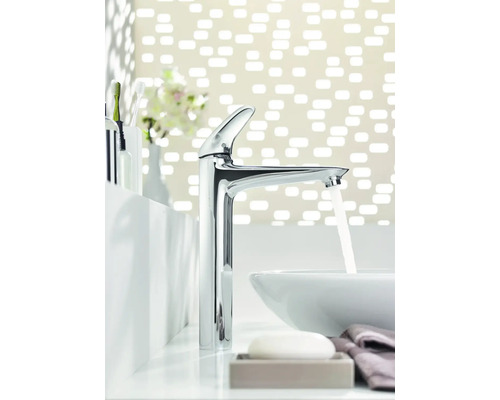 Moderná kúpeľňa s chrómovanou batériou, umývadlom a mydlom