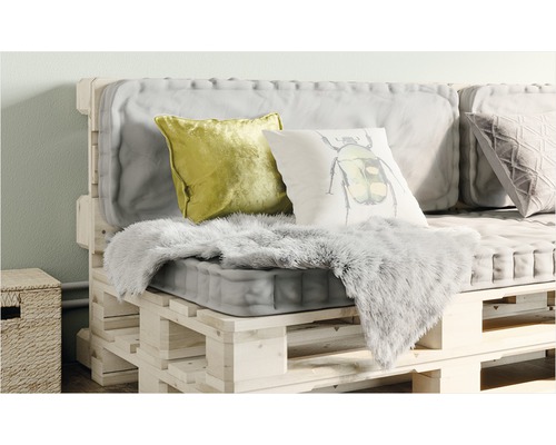 Pohovka z paliet s vankúšmi a imitáciou kožušiny