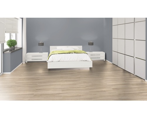 Spálňa s posteľou, nočnými stolíkmi a šatníkovou skriňou