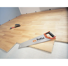 Pokládka laminátovej podlahy s ručnou pílou, kladivom a dištančnými podložkami