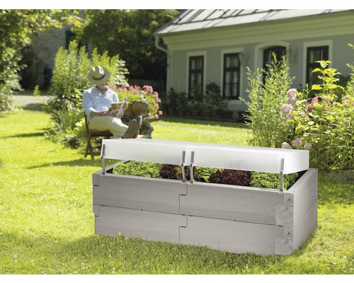 Drevený vyvýšený záhon s pareniskom v záhrade