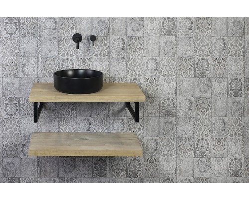 Kúpeľňa s umývadlom, umývadlovou misou a vzorovanými obkladačkami