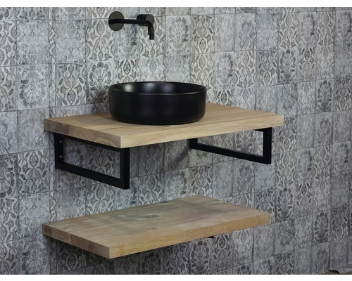 Kúpeľňa s umývadlom, drevenou policou a stenou so vzorovanými dlaždicami