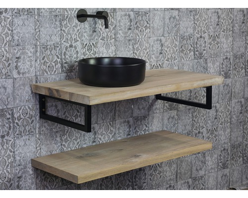 Kúpeľňa s umývadlom, umývadlovou misou a dvoma drevenými policami