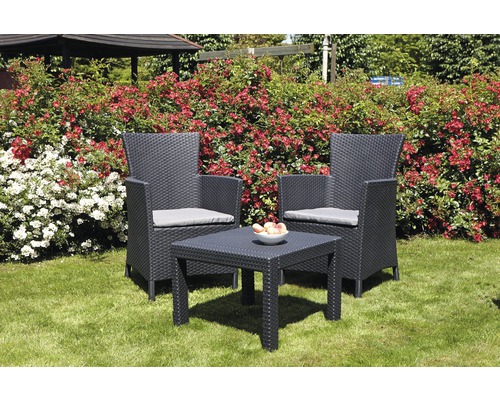 Záhradný nábytok s dvoma kreslami a stolom
