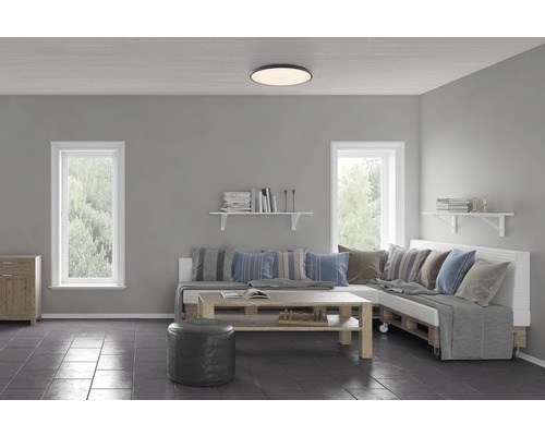 Obývacia izba so sedacou súpravou z paliet, konferenčným stolíkom, oknom a stropným svietidlom