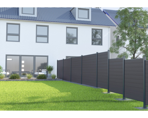 Pohľad do záhrady so zástenou a fasádou domu