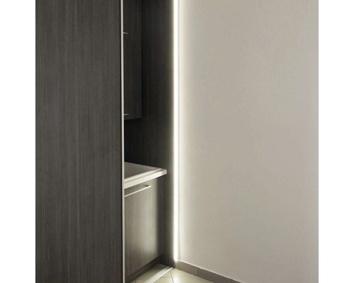 Moderná kúpeľňa s umývadlovou skrinkou a LED osvetlením