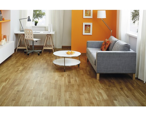 Obývacia izba so svetlou drevenou podlahou, sedačkou, stolom a písacím stolom