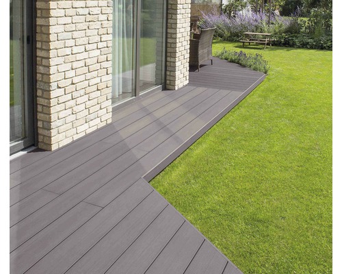 Terasa z drevených dosiek vedľa trávnika v záhrade