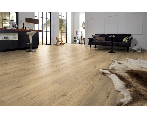 Svetlá obývacia izba s laminátovou podlahou s dreveným vzhľadom, pohovkou a dekoráciou