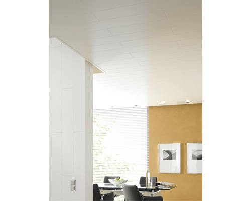 Dekoračný panel MDF 10x200x1200 mm Trendy DUO biely Svetlá obývacia izba so stropnými panelmi a jedálenským stolom.