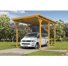 Drevený carport s autom v záhrade