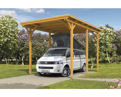 Drevený carport s autom v záhrade