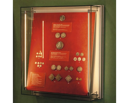 Výstava mincí v sklenenej vitríne