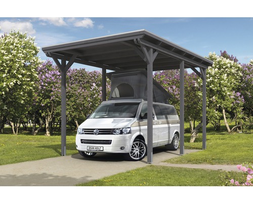 Sivý drevený prístrešok pre auto s zaparkovaným VW busom
