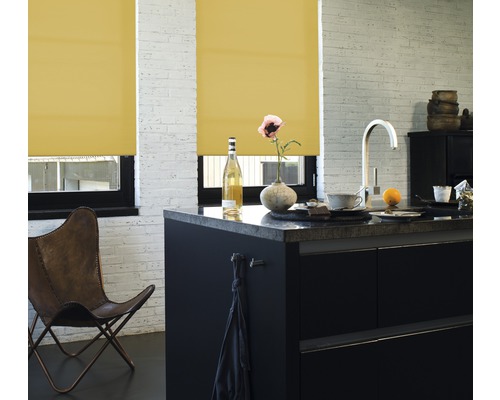 Svetlá kuchyňa so žltými roletami v oknách