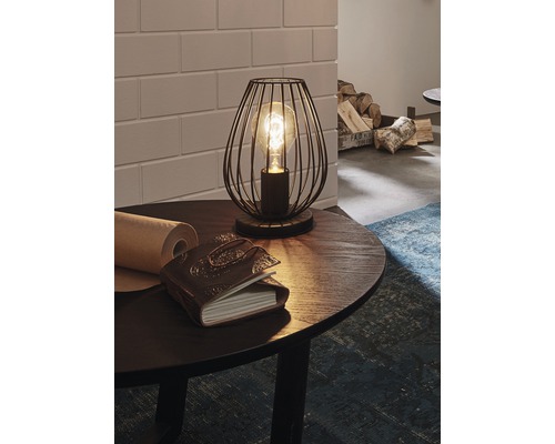 Dekoratívna lampa s klietkovým dizajnom na stole