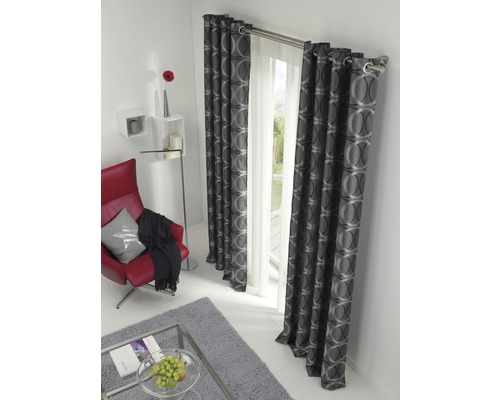 Obývacia izba so závesmi s očkami a geometrickým vzorom