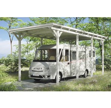 Obytný voz pod dreveným prístreškom pre auto vonku