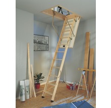 Rozložené drevené podkrovné schody v izbe.