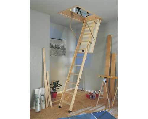 Rozložené drevené podkrovné schody v izbe.