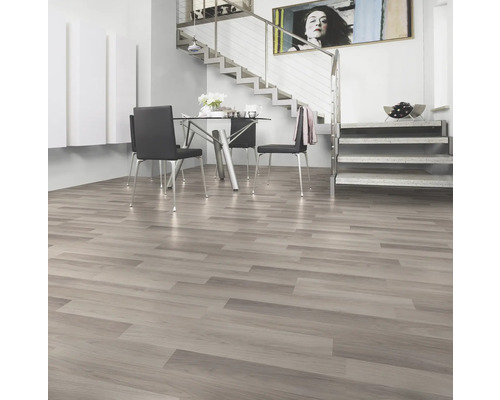 Svetlá obývacia izba s laminátovou podlahou s dreveným vzhľadom, jedálenským sedením a schodiskom