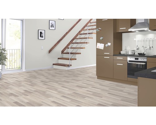 Svetlá obývacia izba s laminátovou podlahou, schodiskom a vstavanou kuchyňou