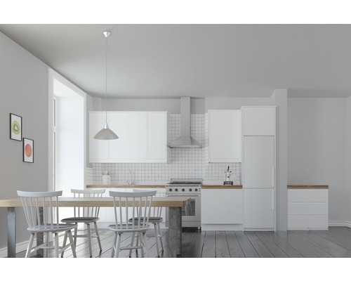 Svetlá kuchyňa s jedálenským stolom a bielym kuchynským nábytkom