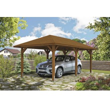 Drevený carport s autom v záhrade