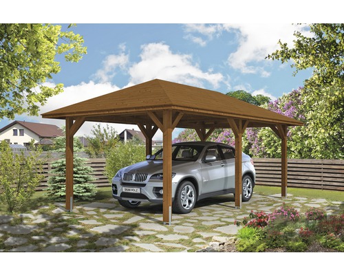 Drevený carport s autom v záhrade