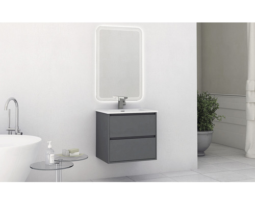 Kúpeľňa s umývadlovou skrinkou, umývadlom a zrkadlom s osvetlením