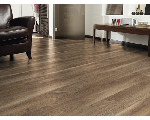 Interiér s laminátovou podlahou s dreveným vzhľadom