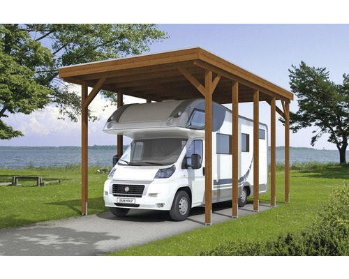 Obytný voz pod dreveným prístreškom pre auto